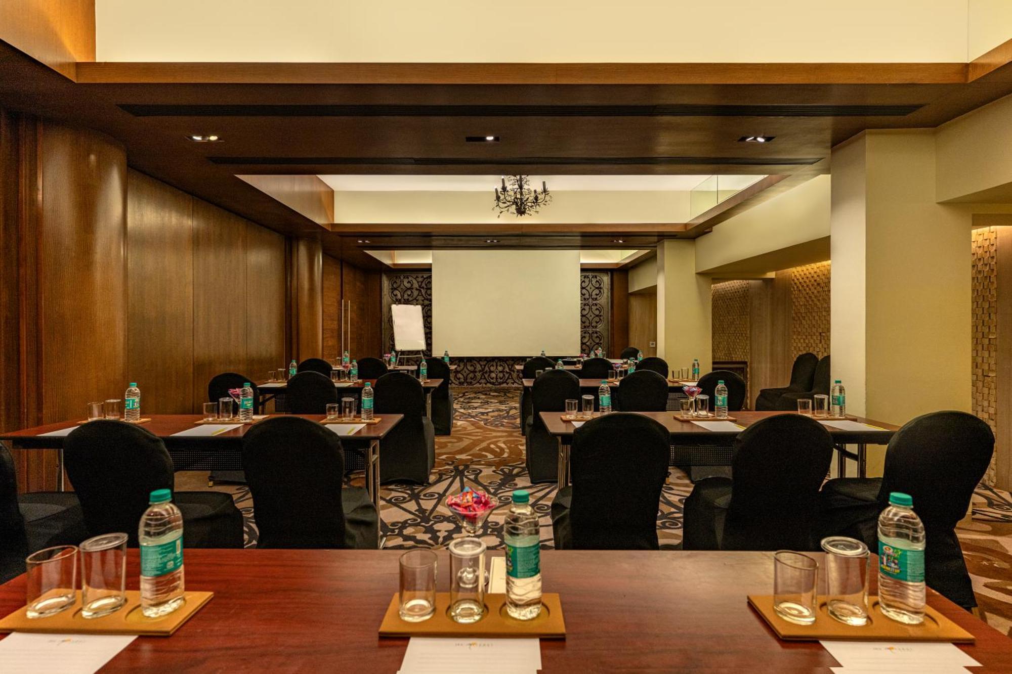 The Mirador Hotel Mumbai Exterior photo
